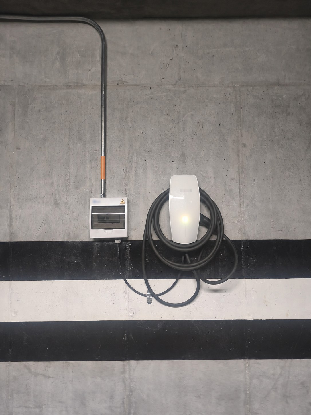 Cargador de veh&iacute;culo el&eacute;ctrico instalado con tablero y circuito dedicado