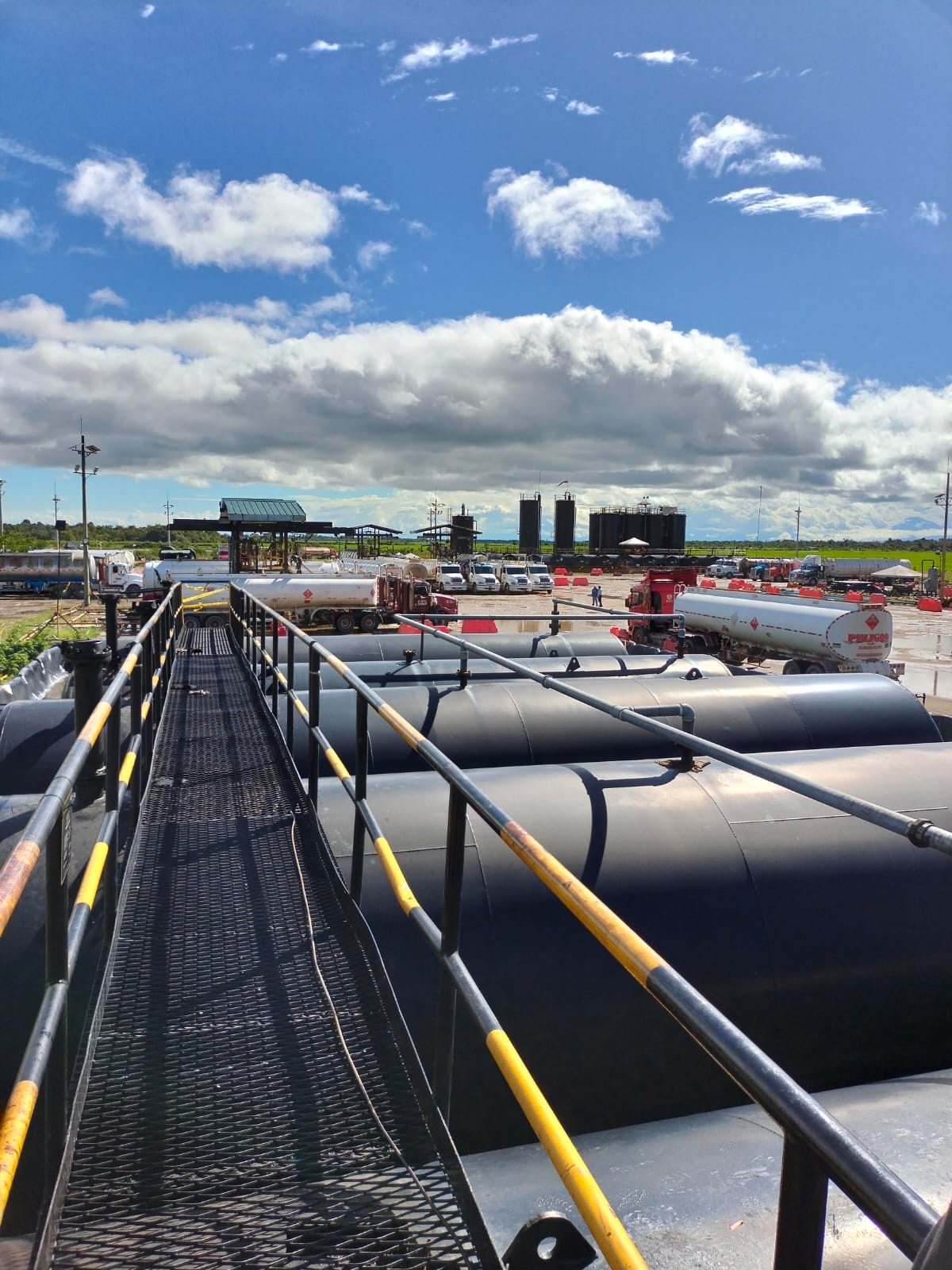 Montaje de tanques y ductos en planta industrial de energ&iacute;a