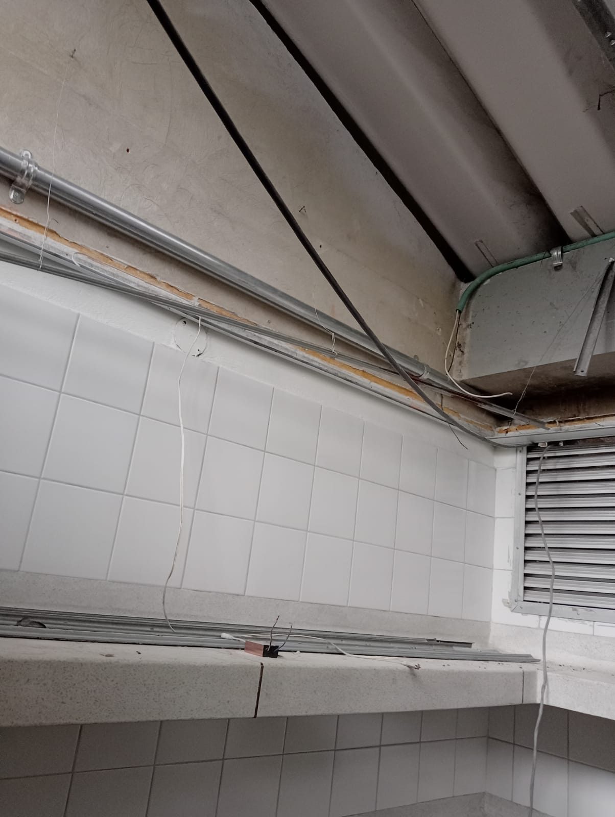 Instalaci&oacute;n de tuber&iacute;a EMT y cableado el&eacute;ctrico en cielo raso