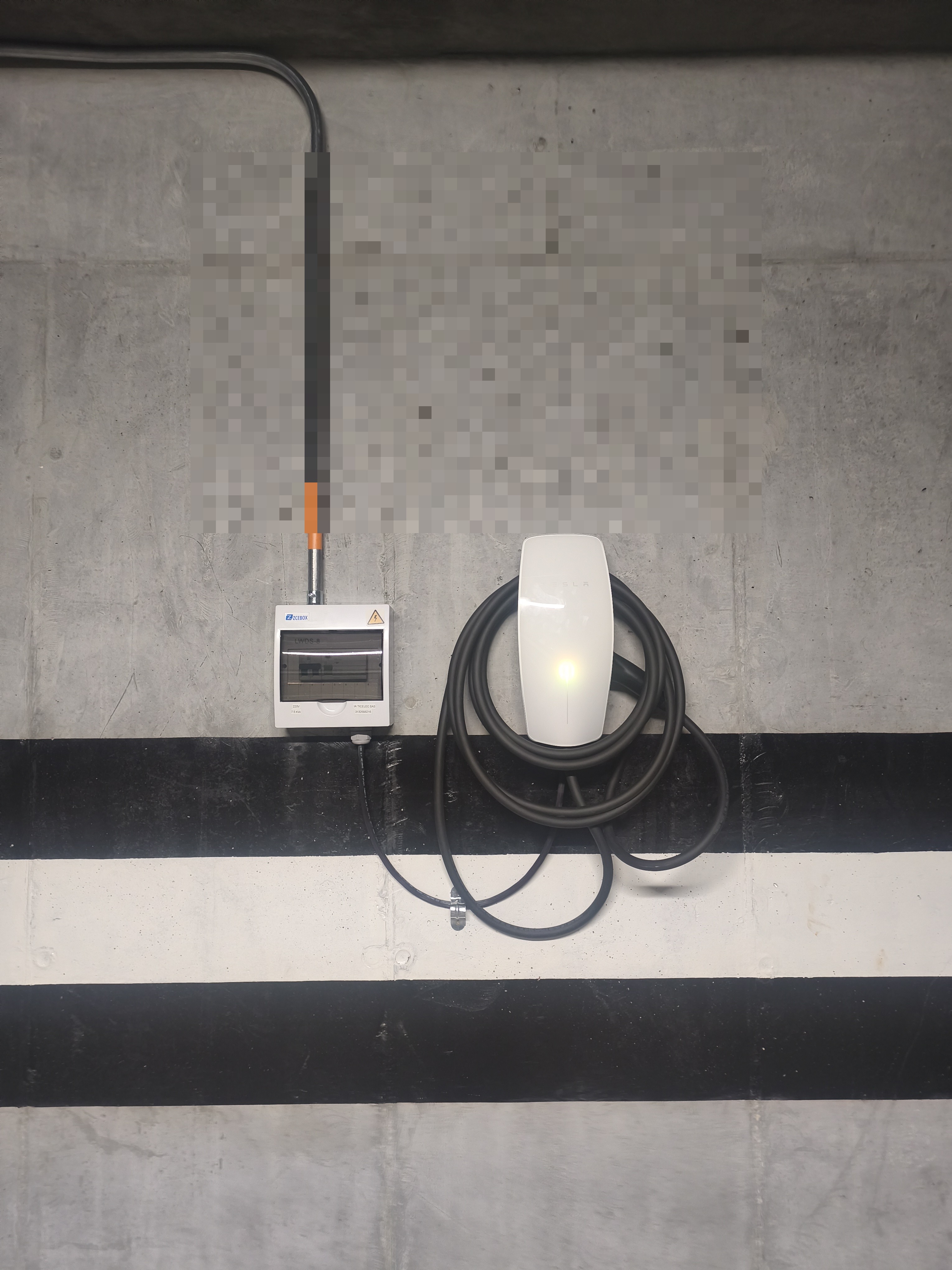 Cargador de veh&iacute;culo el&eacute;ctrico instalado con tablero y circuito dedicado