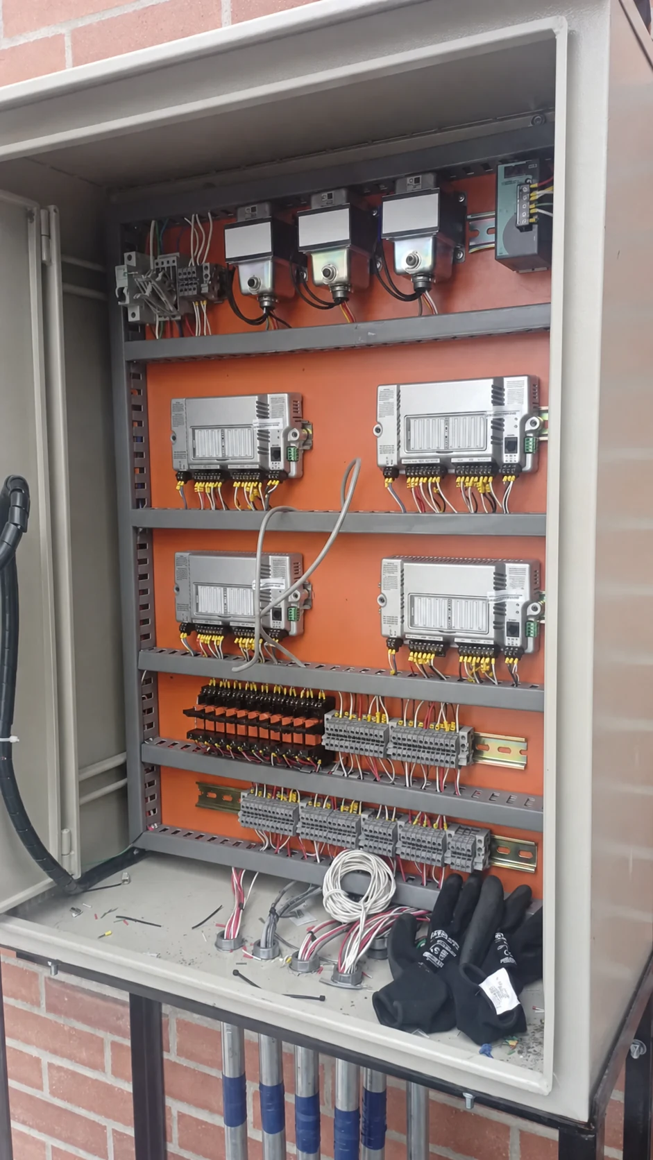 Tablero de control abierto durante mantenimiento t&eacute;cnico