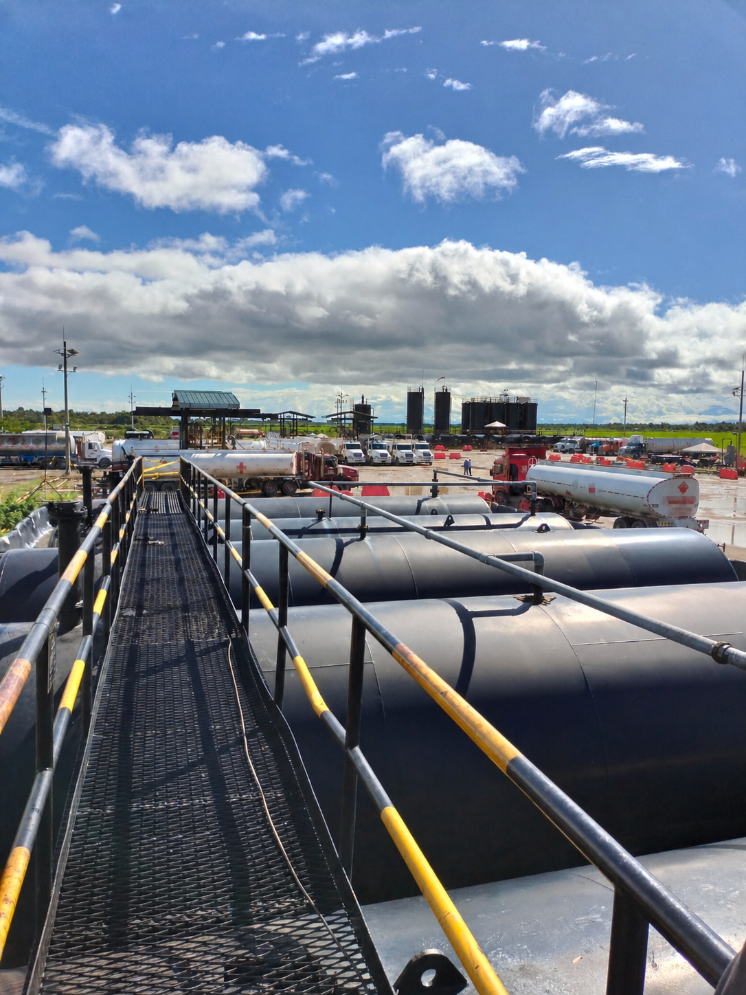 Montaje de tanques y ductos en planta industrial de energ&iacute;a