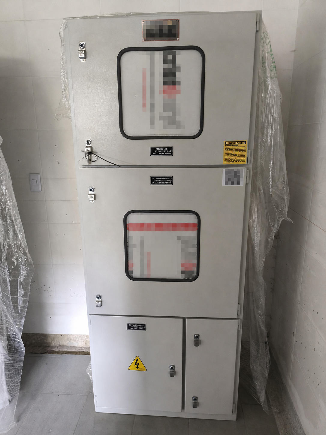 Tablero el&eacute;ctrico en elaboraci&oacute;n con marcas comerciales ocultas